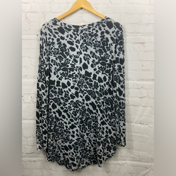 Zenana Tunic Womens Size Large Gray Black Leopard Print Long Sleeves V-Neck - Picture 2 of 9